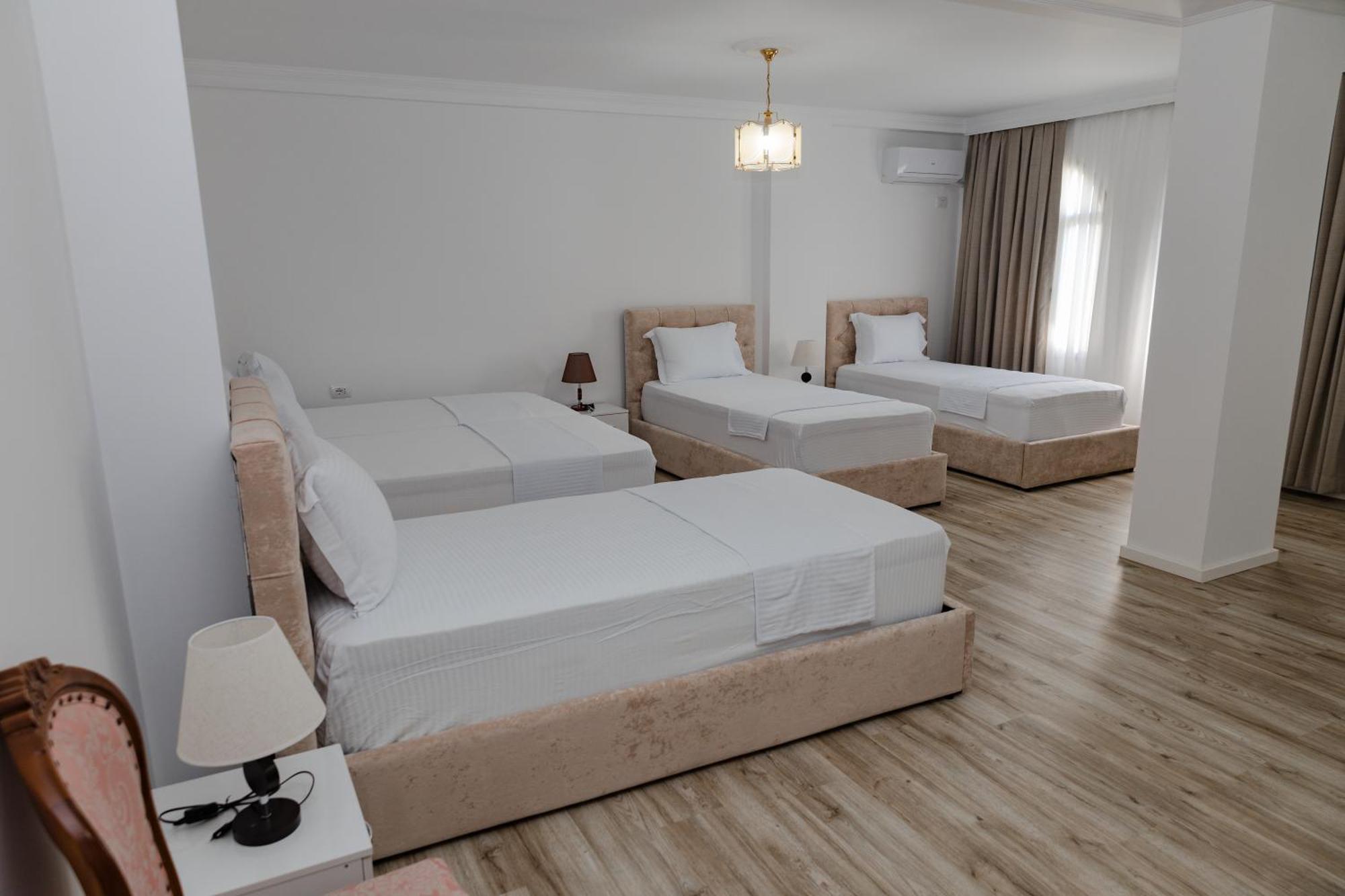 Riviera Hotel-City Center Vlorë エクステリア 写真