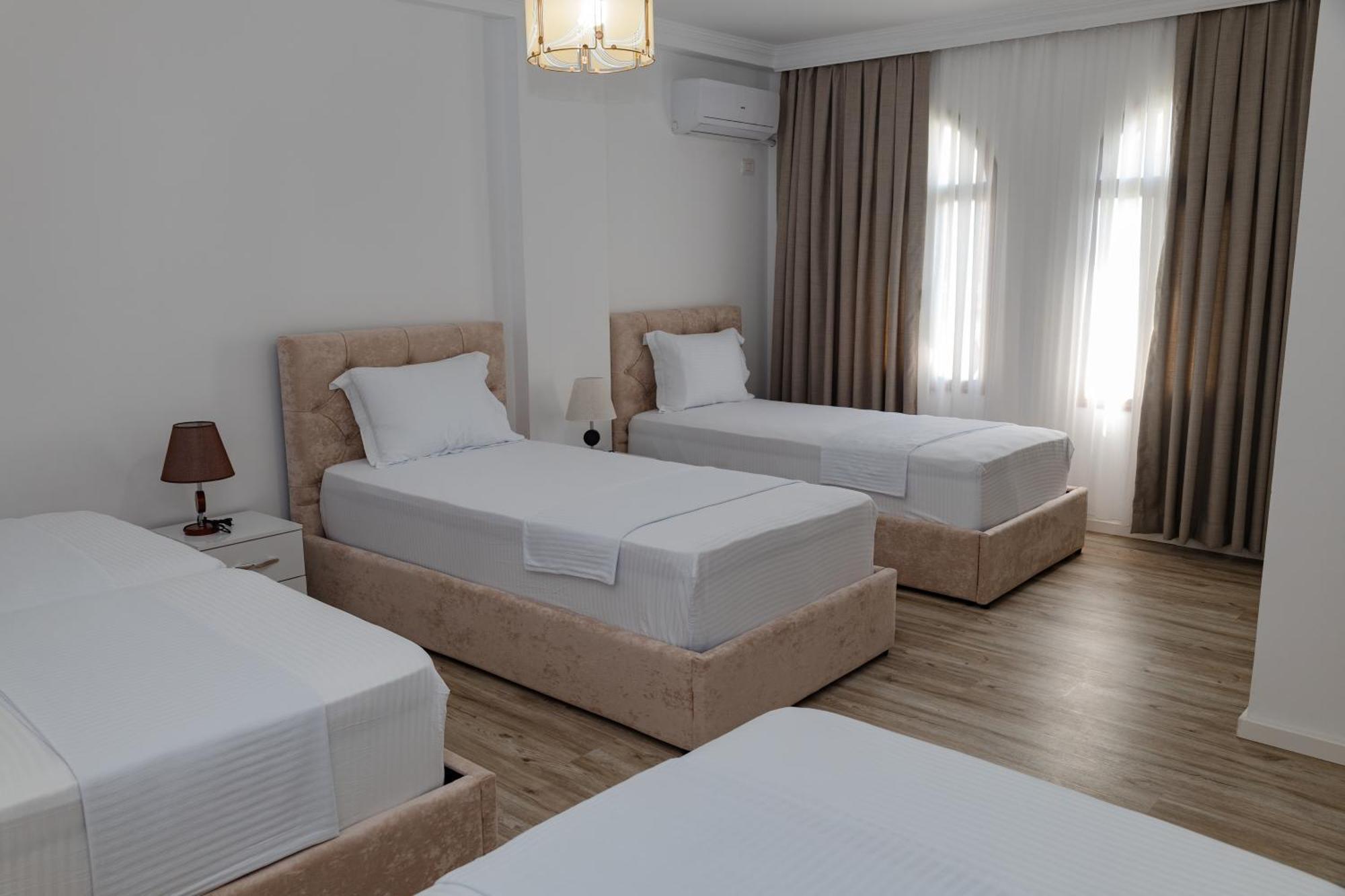 Riviera Hotel-City Center Vlorë エクステリア 写真
