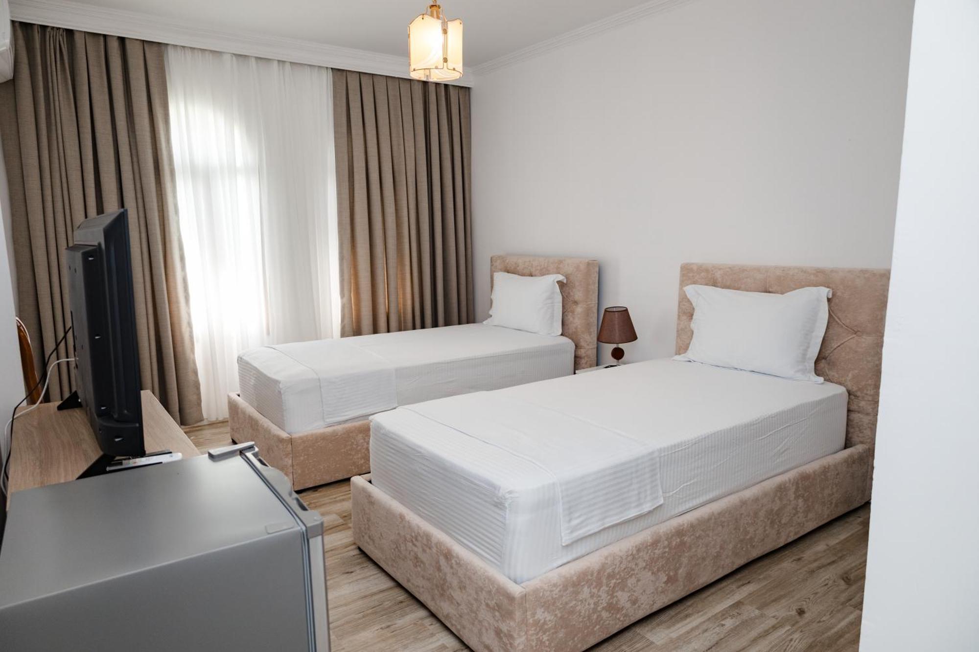 Riviera Hotel-City Center Vlorë エクステリア 写真